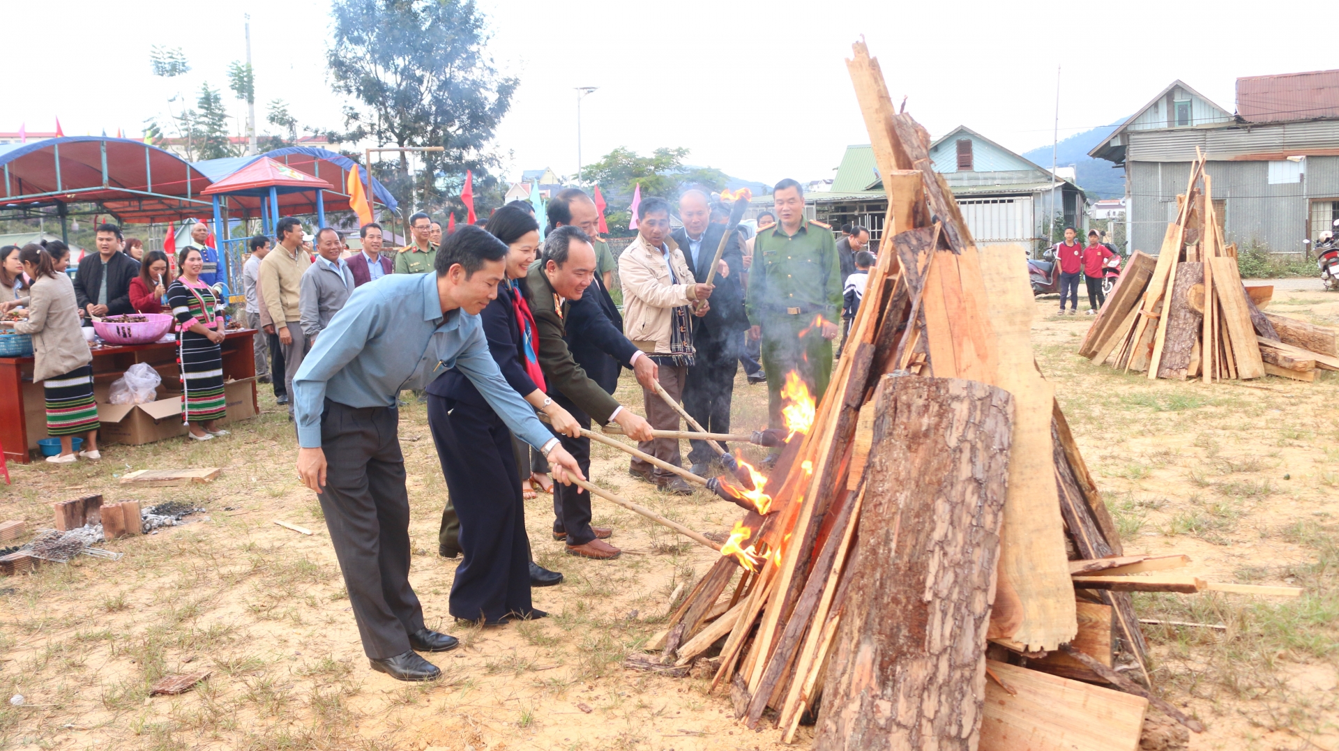 Các đồng chí lãnh đạo chung vui ngày hội cùng bà con