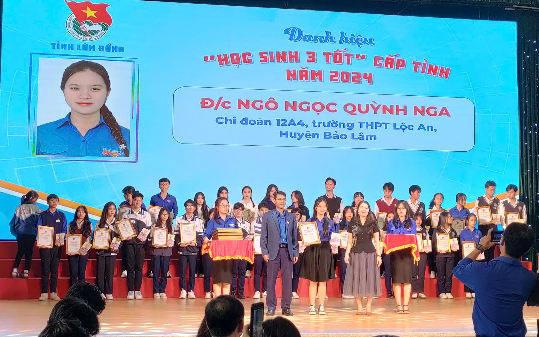 em Ngô Ngọc Quỳnh Nga học sinh lớp 12a4 đạt danh hiệu  Học sinh 3 tốt cấp tỉnh