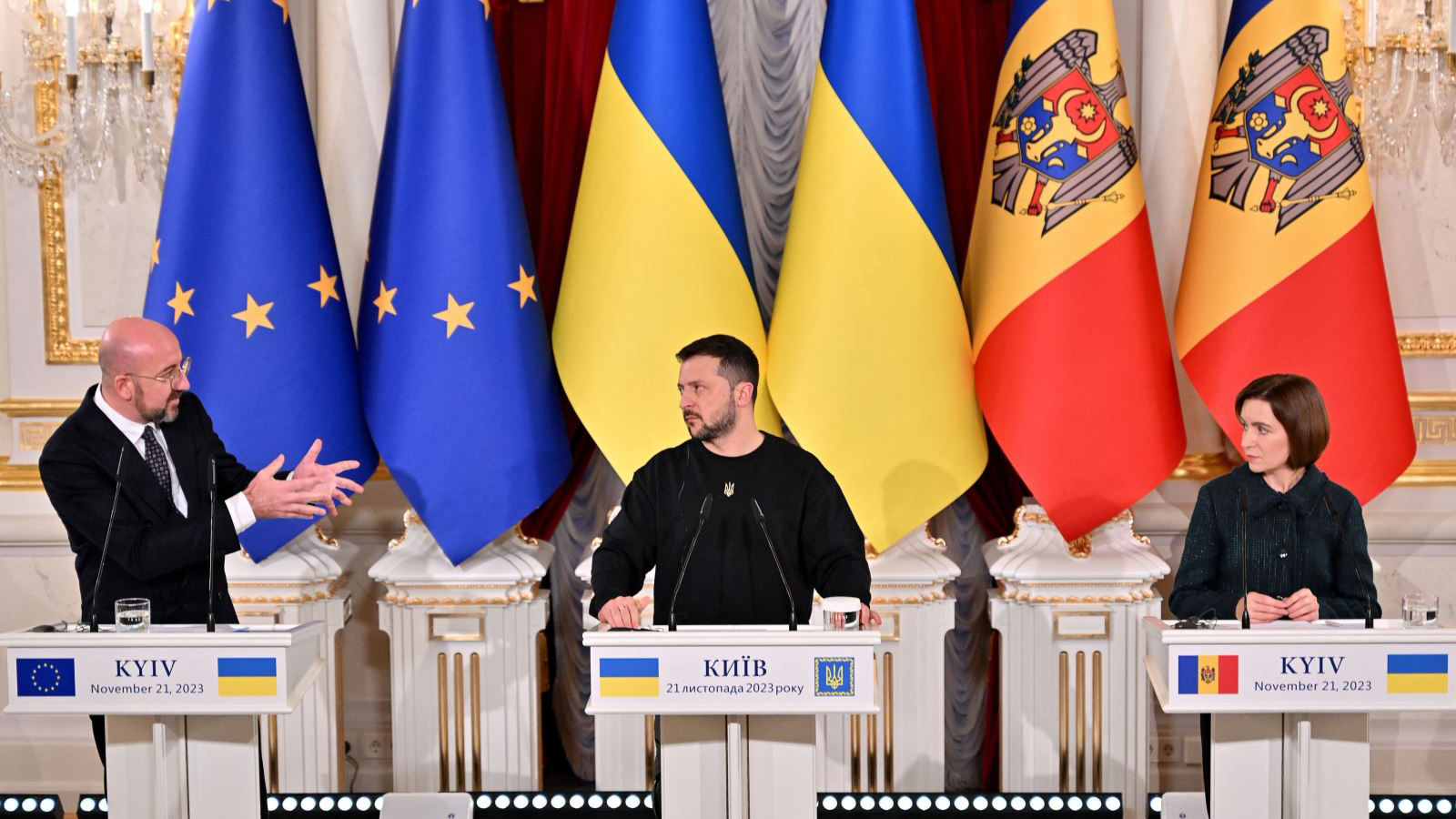 Chủ tịch Hội đồng châu Âu Charles Michel (trái) họp báo chung với Tổng thống Ukraine Volodymyr Zelensky (giữa) và Tổng thống Moldova Maia Sandu tại thủ đô Kiev ngày 23/11/2023