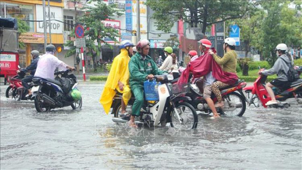 Mưa lớn kéo dài, nhiều tuyến đường nội ô thành phố Bạc Liêu ngập sâu