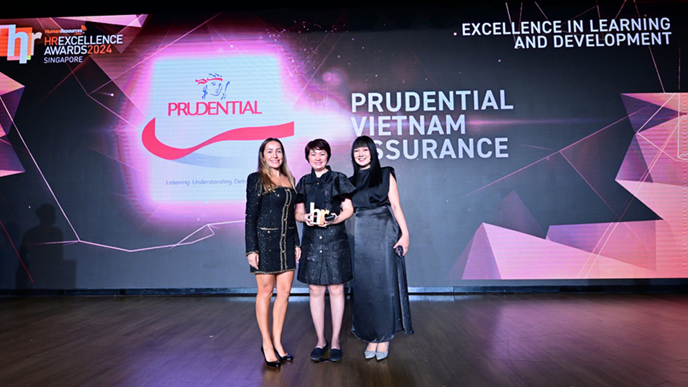 (Ở giữa) Bà Bùi Thị Thanh Thúy - Phó Tổng giám đốc Nhân sự Prudential Việt Nam nhận giải thưởng Excellence in Learning & Development tại HR Excellence Award 2024 ở Singapore