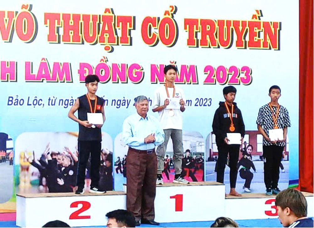 Nguyễn Chánh Hào trên bục nhận huy chương Vàng Giải Võ thuật cổ truyền Lâm Đồng năm 2023