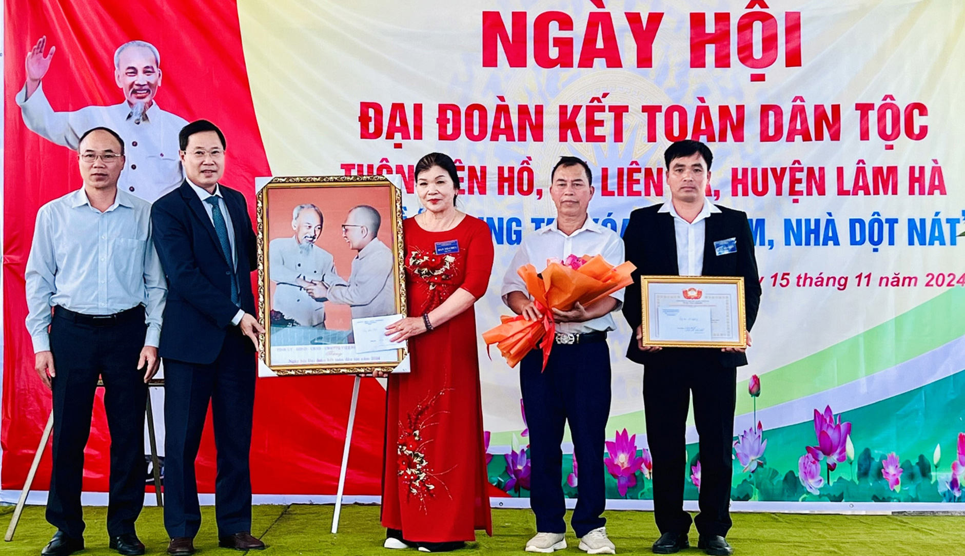 Chủ tịch Ủy ban MTTQ Việt Nam tỉnh Phạm Triều tặng Bằng khen, quà và bức ảnh Bác Hồ - Bác Tôn biểu tượng của tình đoàn kết
cho cán bộ và Nhân dân thôn Liên Hồ, xã Liên Hà, huyện Lâm Hà