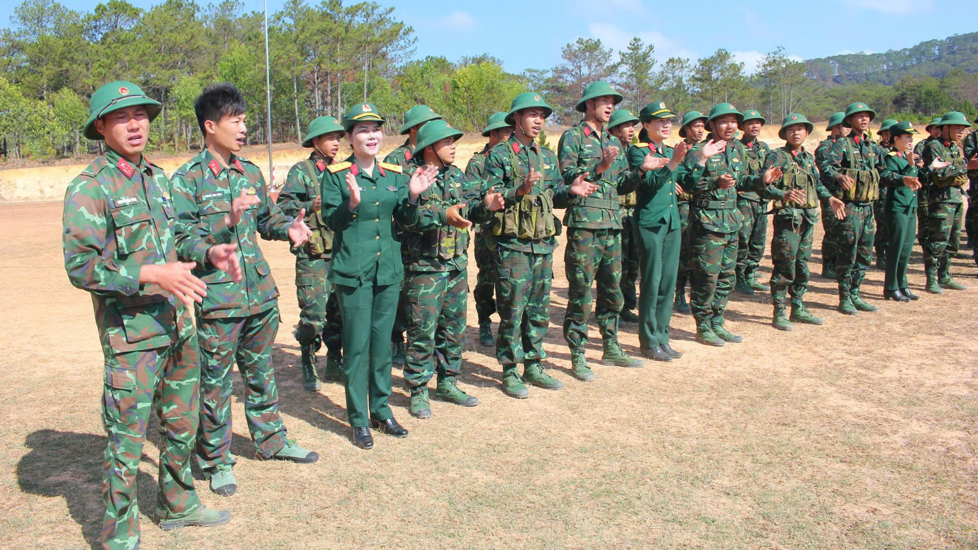 Thượng tá Trịnh Thị Hằng (thứ 3 từ trái qua) tham gia hoạt động Tiếp sức mùa huấn luyện.  (Ảnh do NVCC)