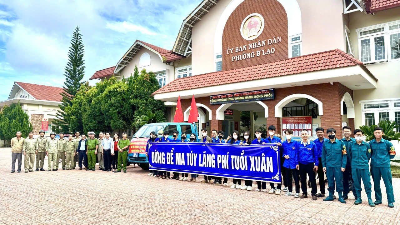 Các thành viên Đội công tác xã hội tình nguyện phối hợp Công an phường, các ban, ngành, đoàn thể ra quân tuyên truyền tác hại của tệ nạn ma túy, mại dâm