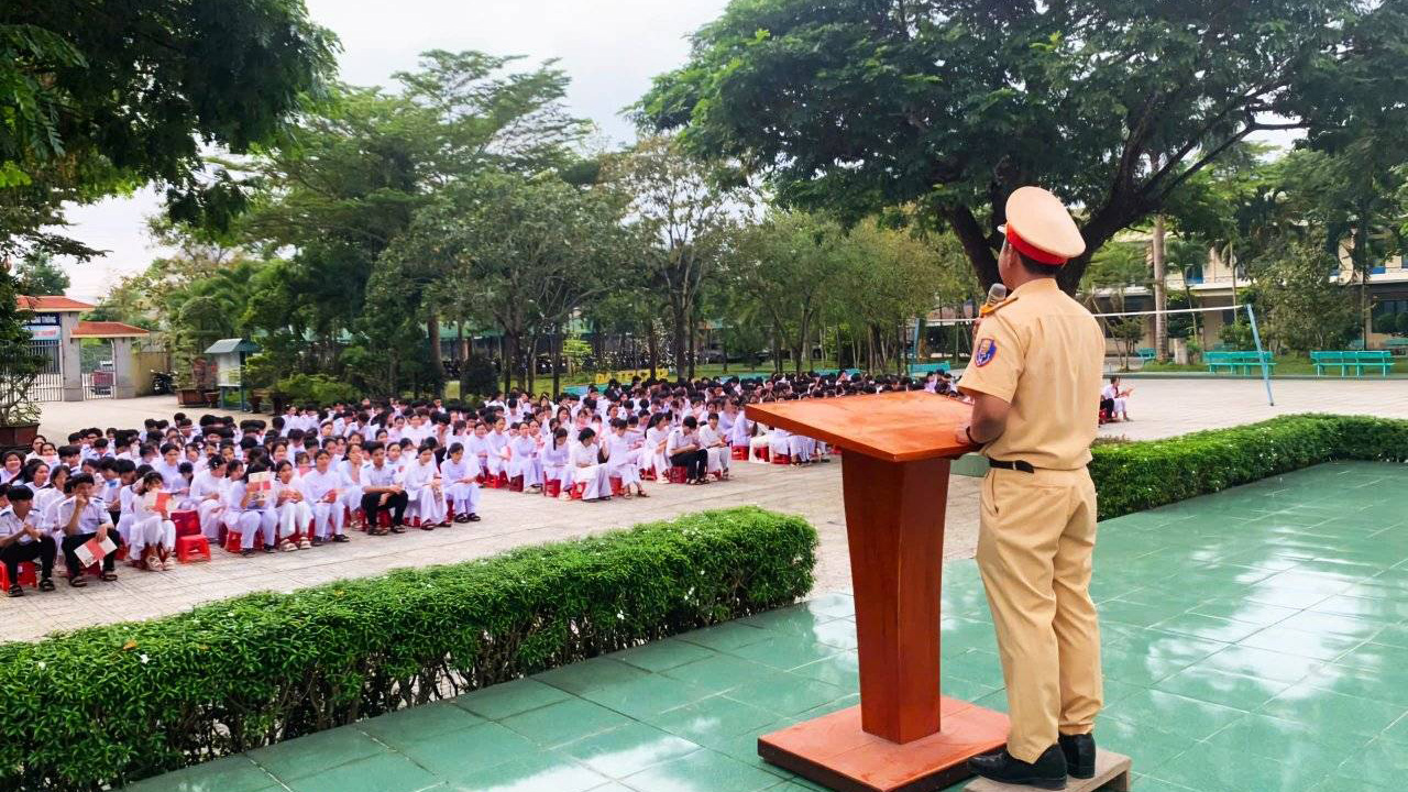 Công an huyện Đạ Tẻh đẩy mạnh tuyên truyền ATGT trong các trường học trên địa bàn