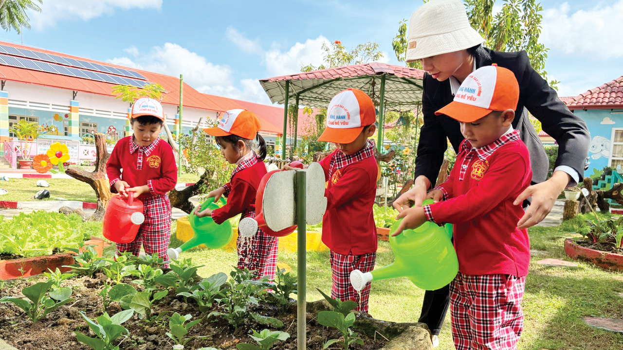 Các bé lớp Chồi Trường Mầm non Đạ Sar học chăm sóc cây