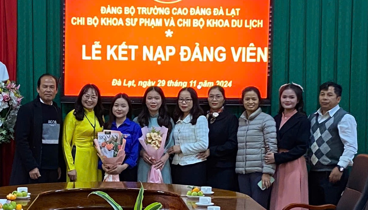 tặng hoa chúc mừng các đảng viên mới được kết nạp