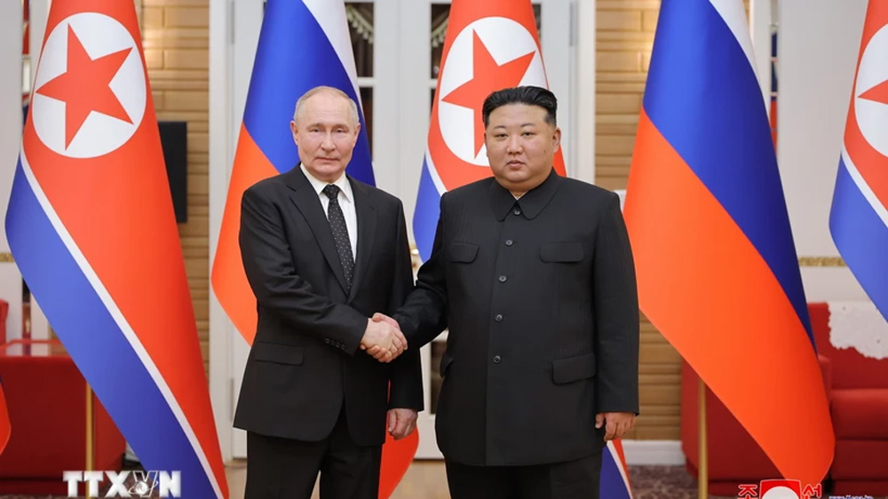 Ngày 19/6/2024, Tổng thống Nga Vladimir Putin (trái) và nhà lãnh đạo Triều Tiên Kim Jong Un ký hiệp ước về quan hệ đối tác chiến lược toàn diện giữa hai nước