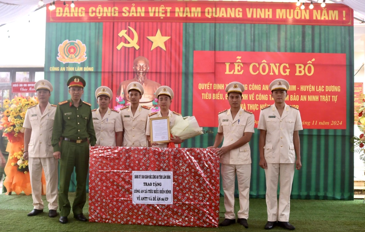 Lãnh đạo Công an tỉnh trao quyết định và tặng quà cho Công an xã Đạ Nhim