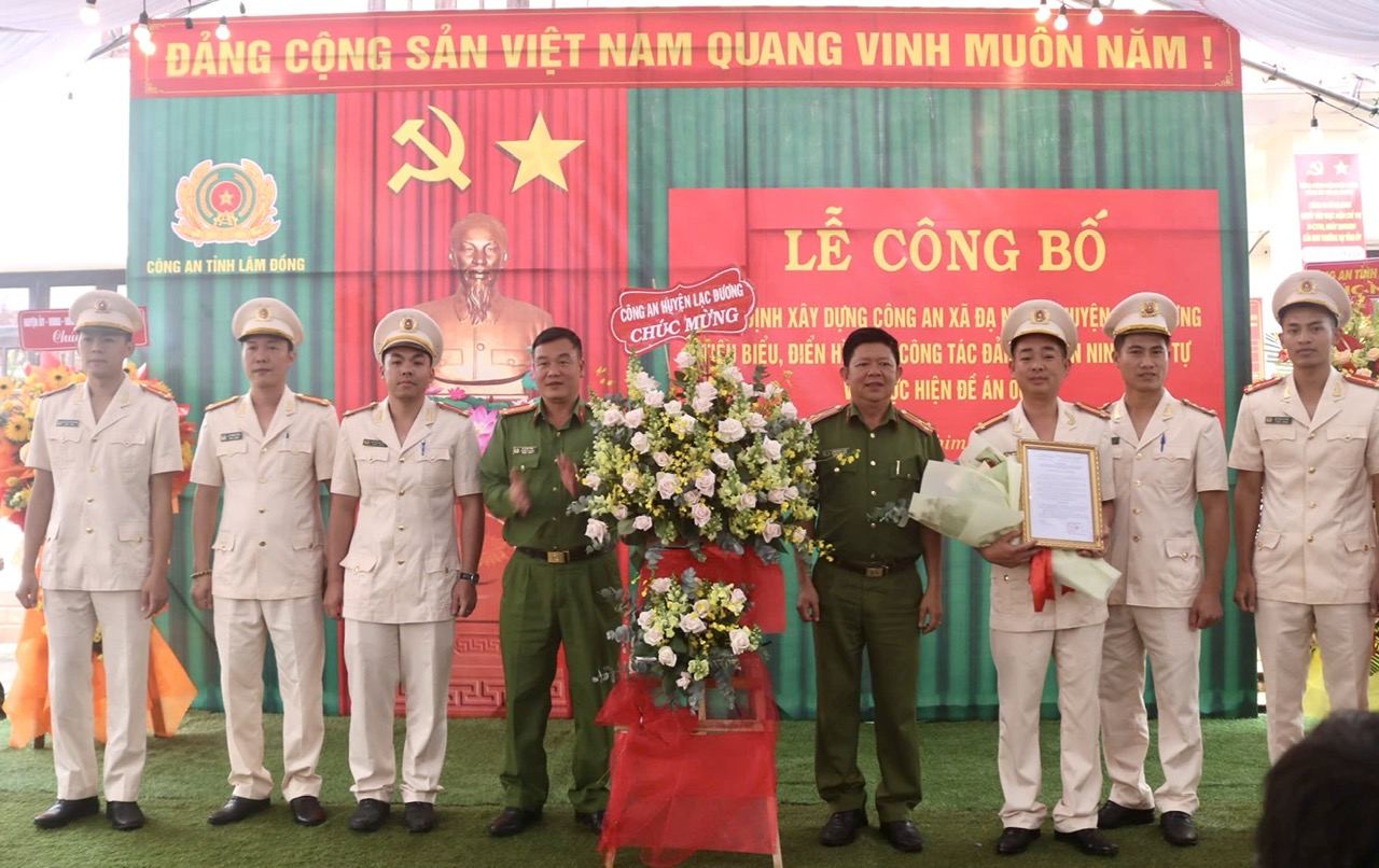 Lãnh đạo Công an huyện Lạc Dương tặng hoa chúc mừng Công an xã Đạ Nhim