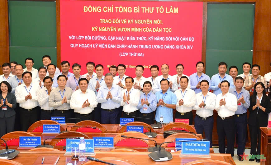 Tổng Bí thư Tô Lâm với các cán bộ tại lớp học