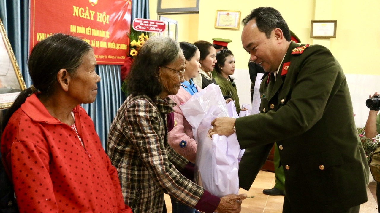 Đại tá Trương Minh Đương trao quà cho hộ nghèo, hộ có hoàn cảnh khó khăn trên địa bàn.