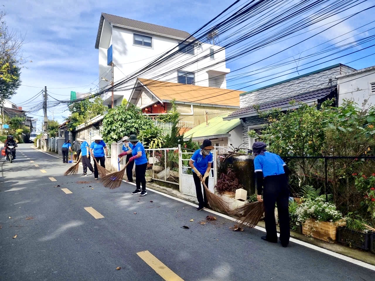 đảo cán bộ, hội viên, phụ nữquét dọn đường thôn, ngõ hẻm 