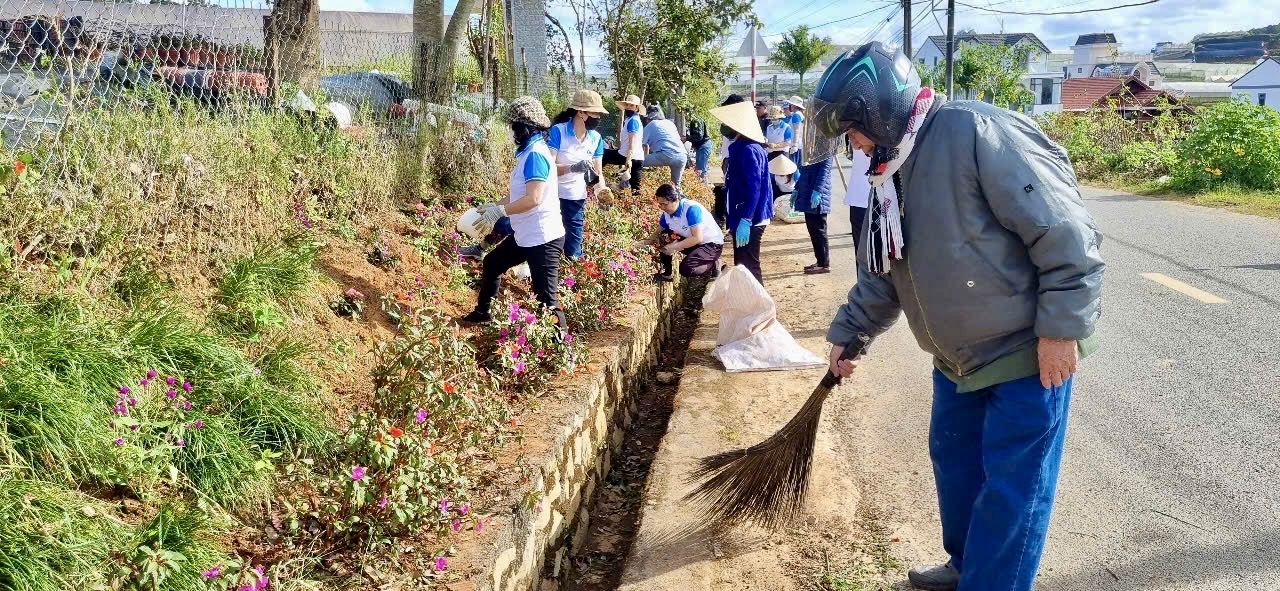 người dân trên địa bàn tích cực tham gia các hoạt động vệ sinh môi trường