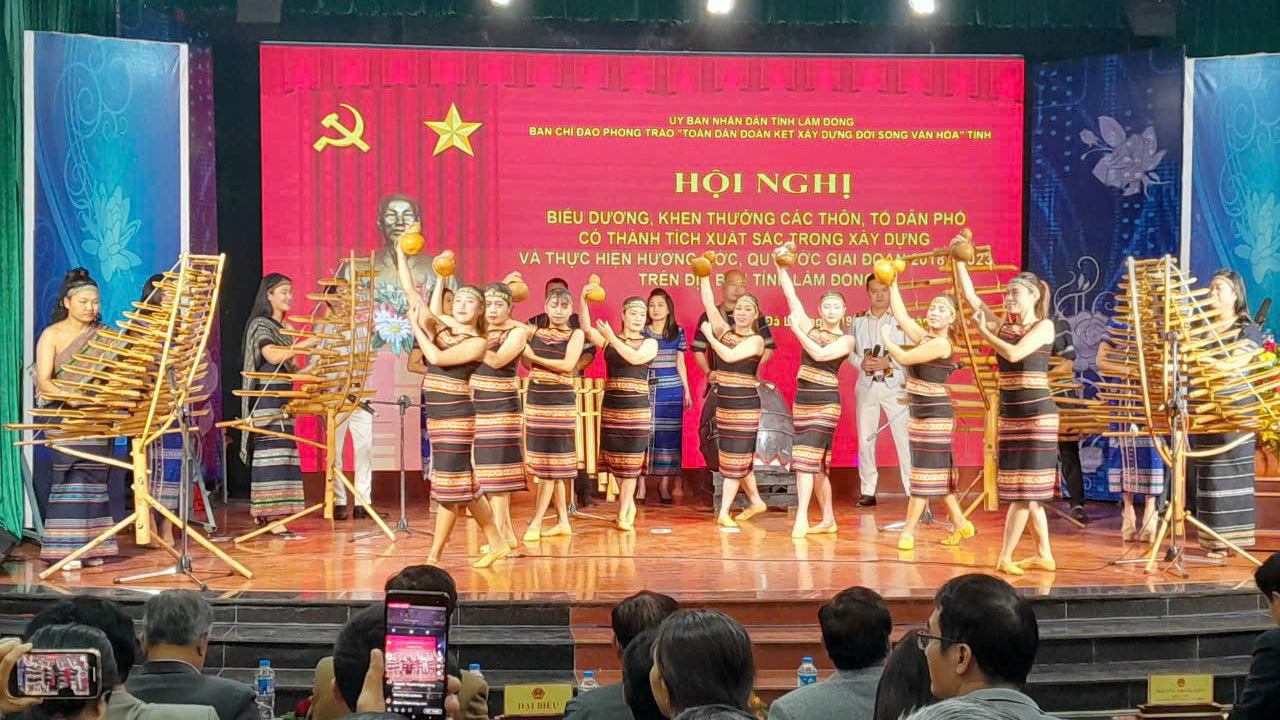 Tiết mục văn nghệ chào mừng đậm đà bản sắc của Đoàn ca múa nhạc dân tộc Nam Tây Nguyên