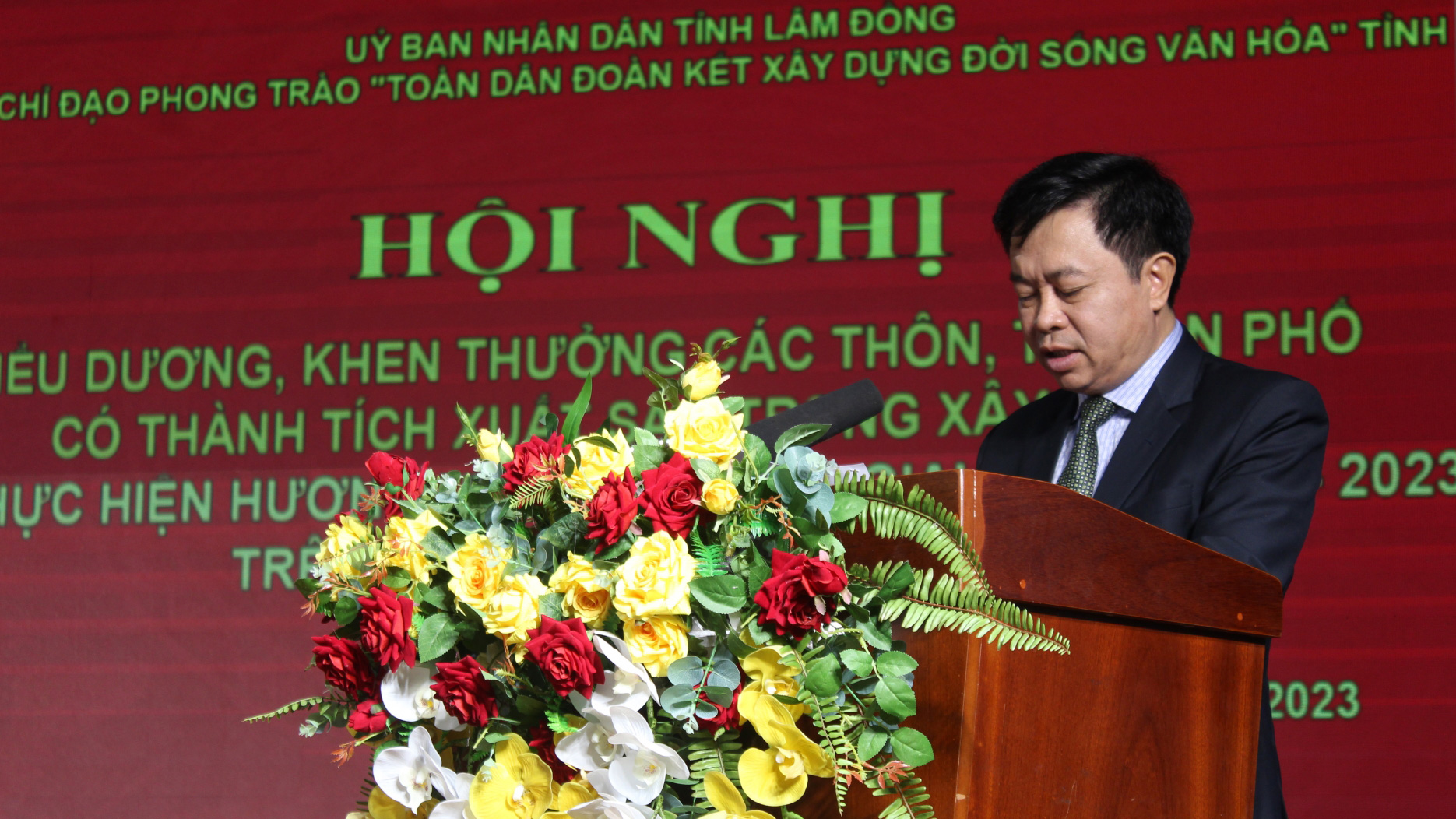 Ông Nguyễn Trung Kiên - Giám đốc Sở Vắn hóa - Thể thao và Du lịch, Phó trưởng Ban Chỉ đạo Phong trào Toàn dân đoàn kết xây dựng đời sống văn hóa tỉnh, biểu dương các khu dân cư xuất sắc