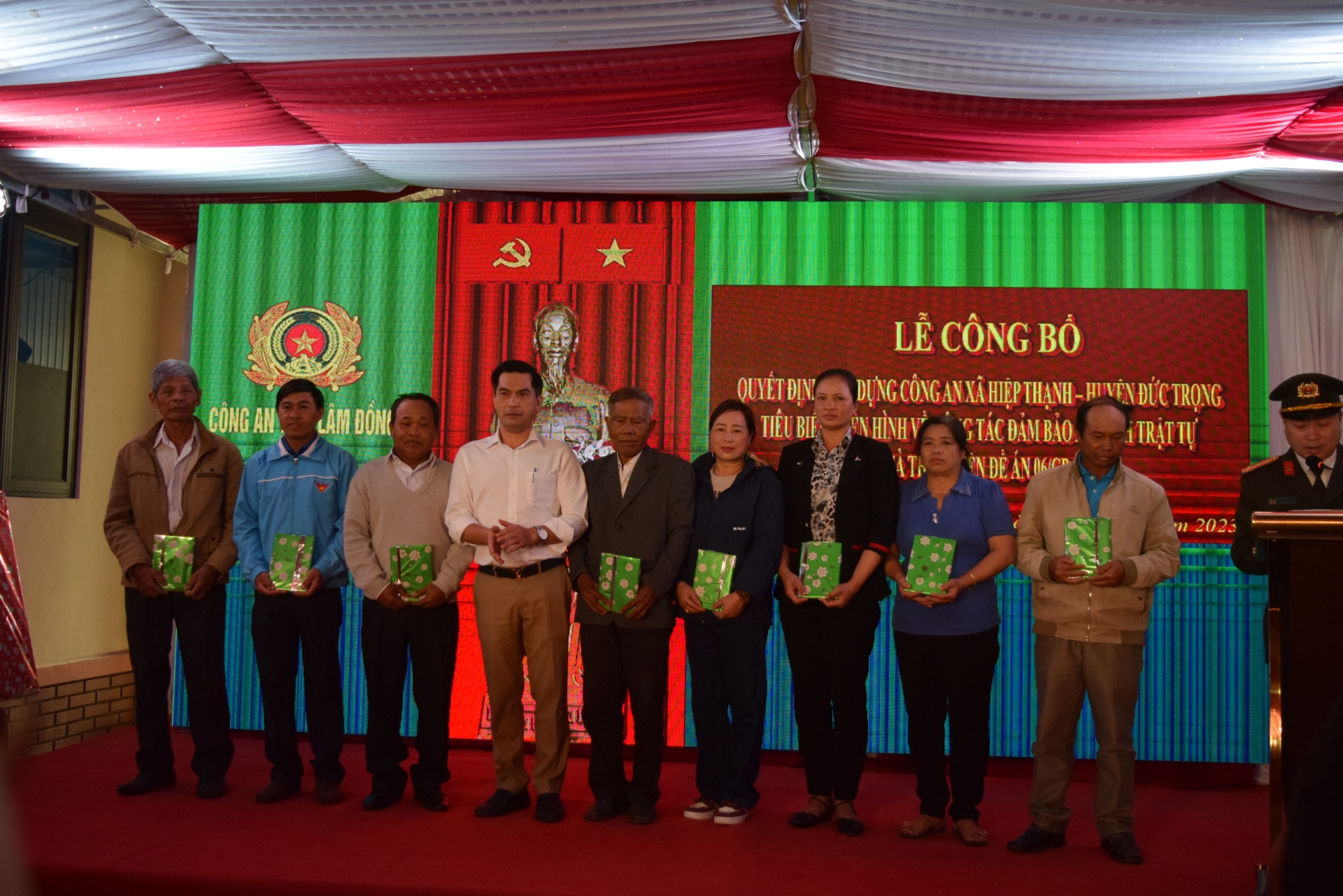 Ông Phan Quang Thạnh – Chủ tịch UBND xã Hiệp Thạnh, tặng quà cho các đại biểu là người có chức sắc, người có uy tín, trưởng các thôn.