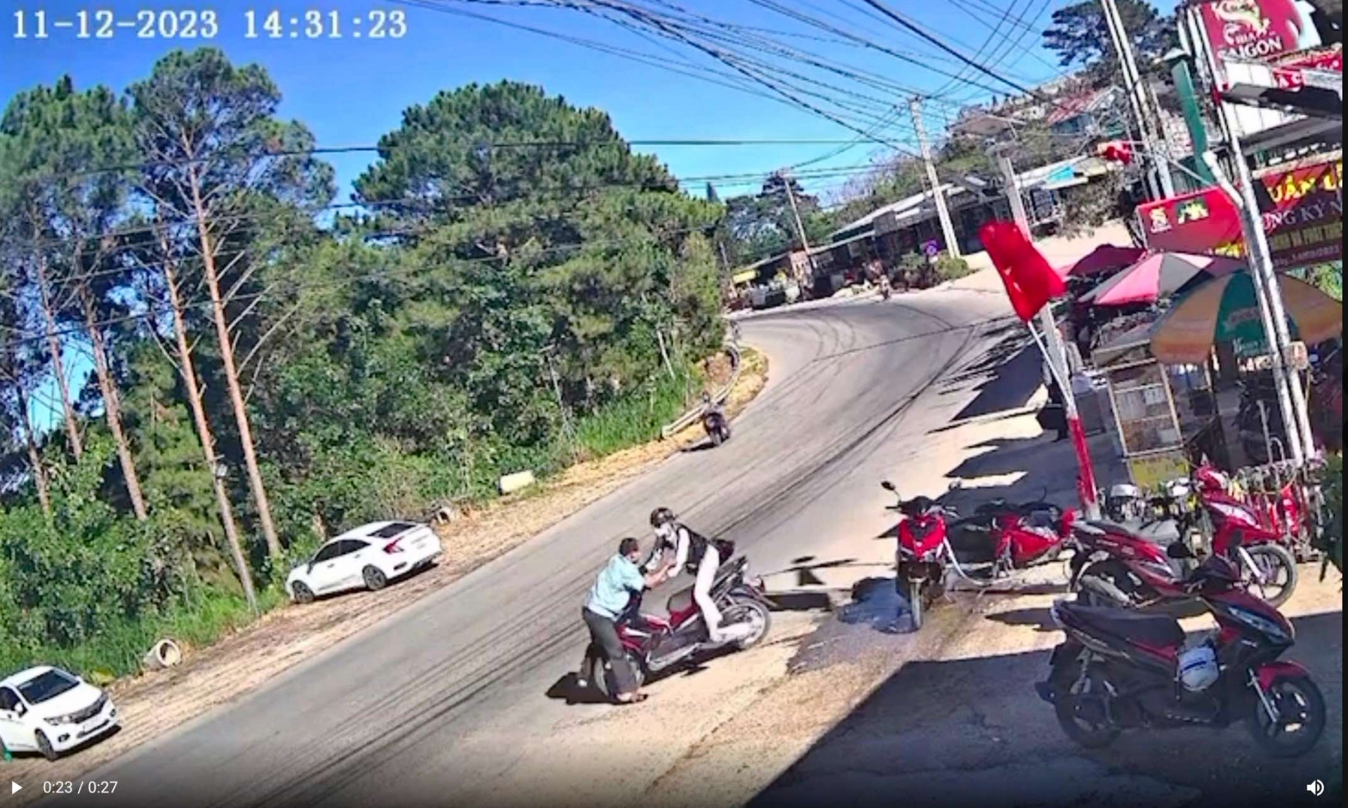 Liều lĩnh trộm xe máy ngay trước mặt chủ nhà