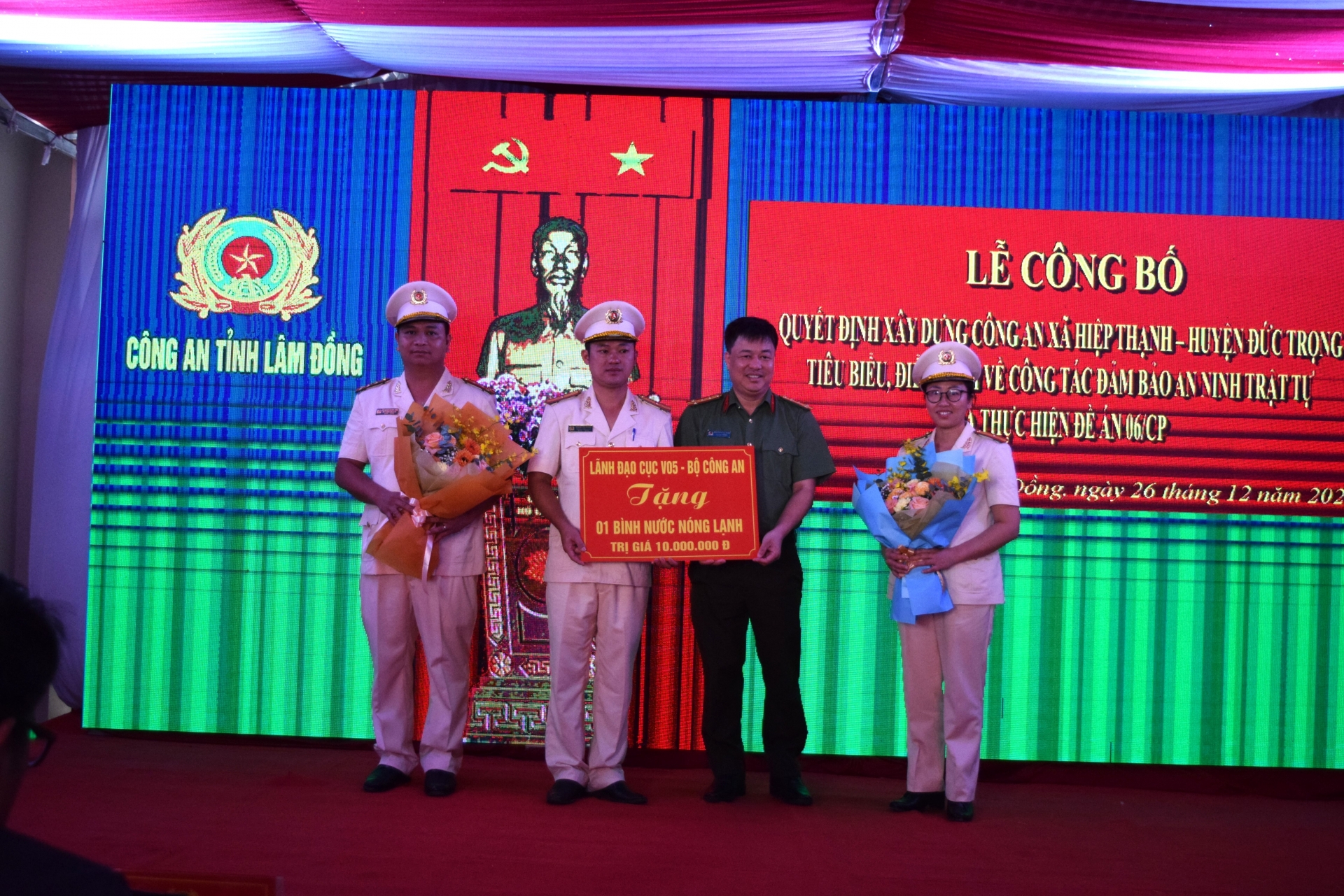 Đại  tá Nguyễn Phong Thịnh – Phó Cục trưởng Cục V05 Bộ Công an, tặng quà cho Công an xã Hiệp Thạnh.
