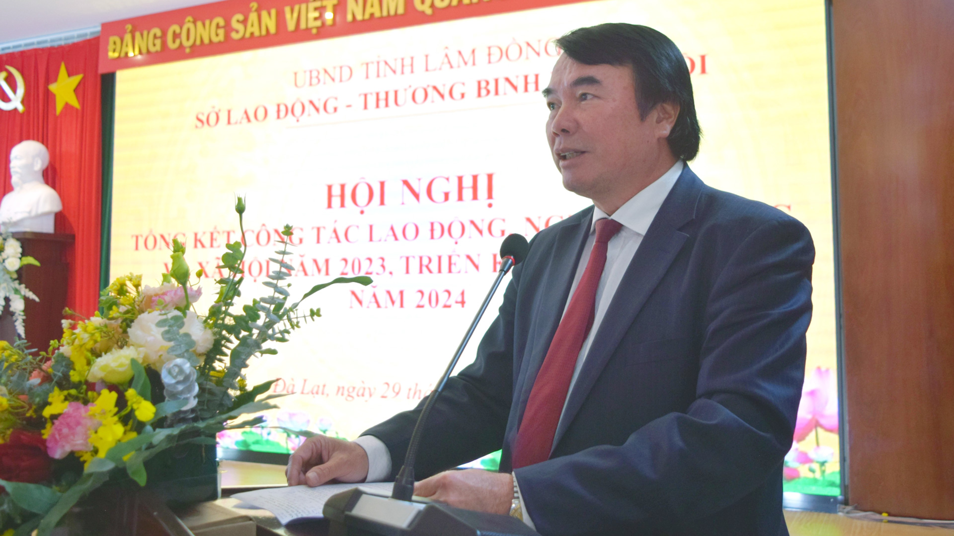 Đồng chí Phạm S - Phó Chủ tịch UBND tỉnh, phát biểu tại hội nghị