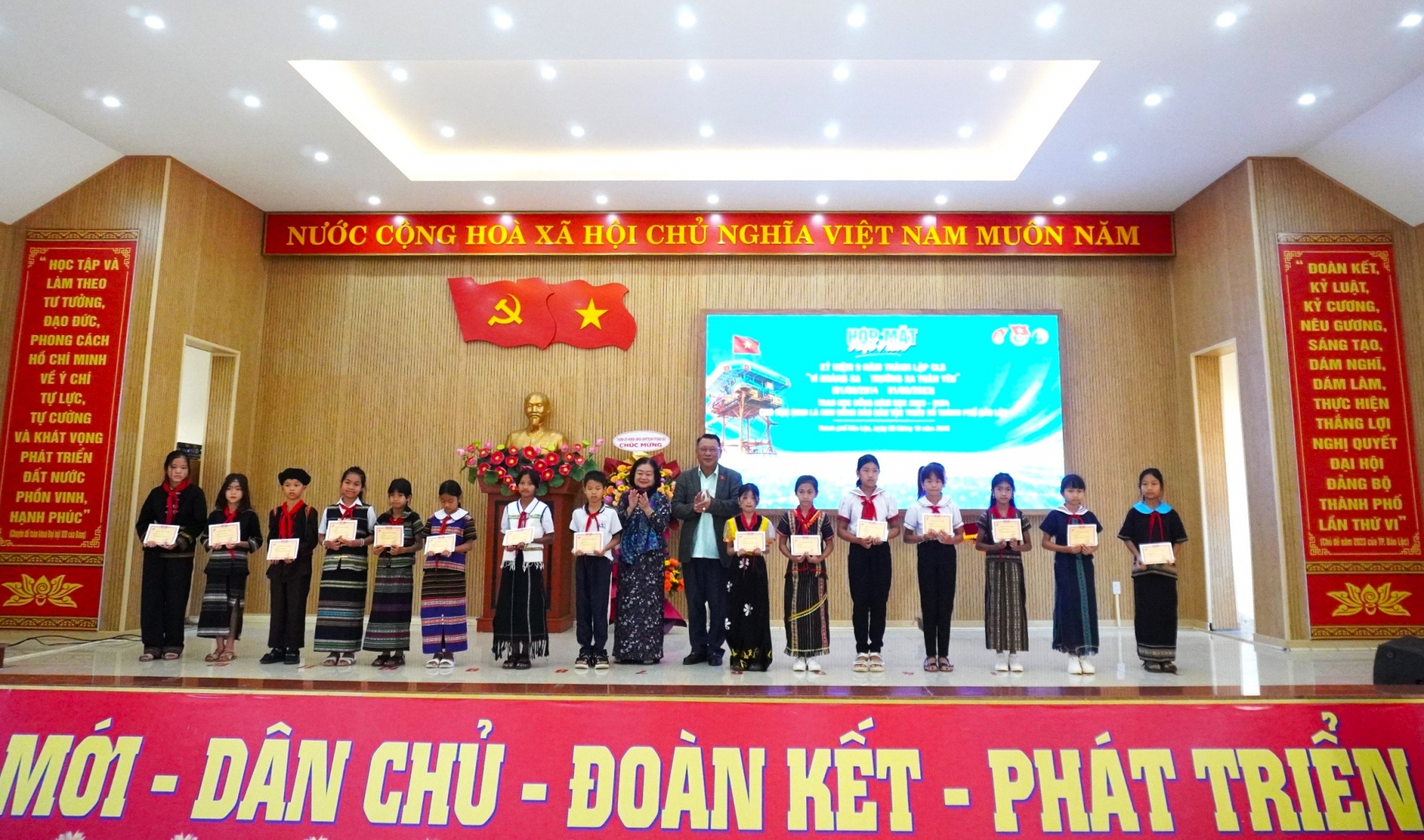

Nguyên Phó Chủ tịch nước Trương Mỹ Hoa và Phó trưởng Đoàn Đại biểu Quốc hội đơn vị tỉnh Lâm Đồng Nguyễn Tạo trao tặng học bổng cho các em học sinh