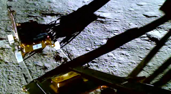 Ảnh cắt từ video tàu thăm dò Chandrayaan-3 hạ cánh lên Mặt Trăng