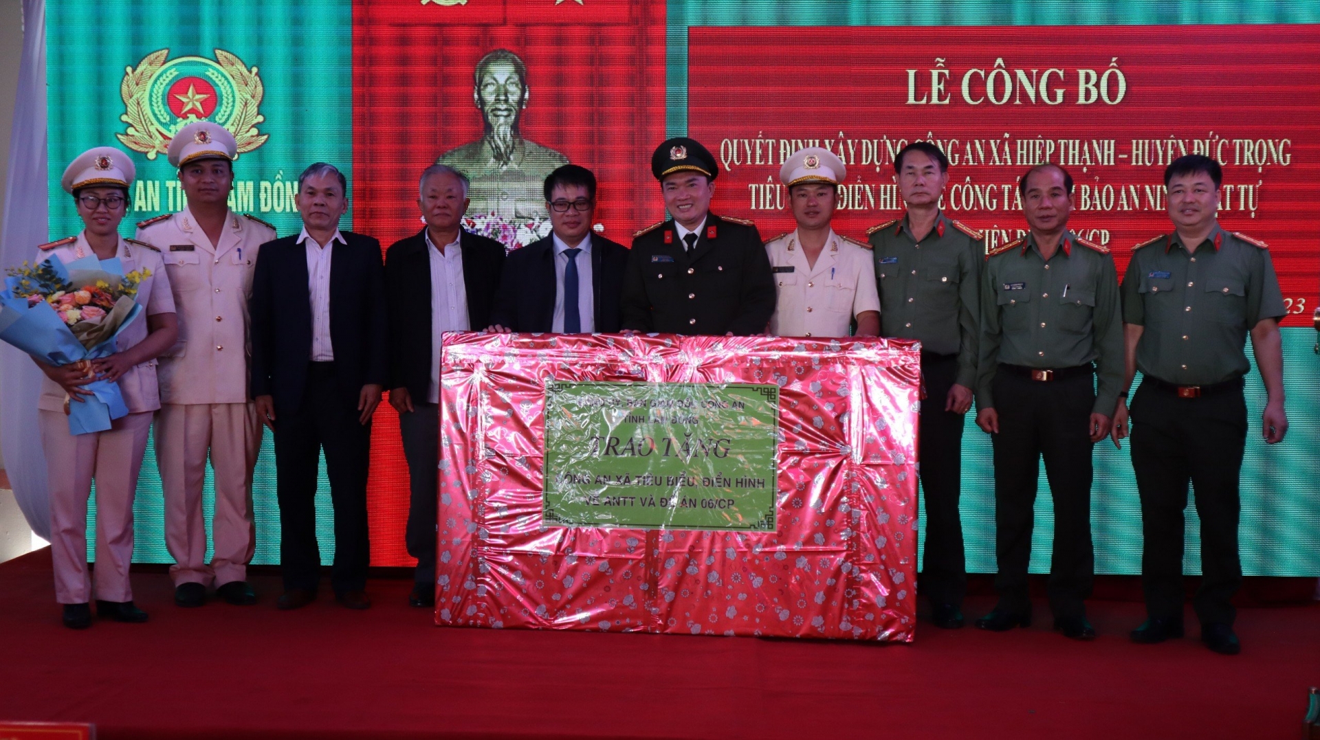 Đại tá Trương Minh Đương - Ủy viên BTV, Giám đốc Công an tỉnh tặng quà cho Công an xã Hiệp Thạnh.