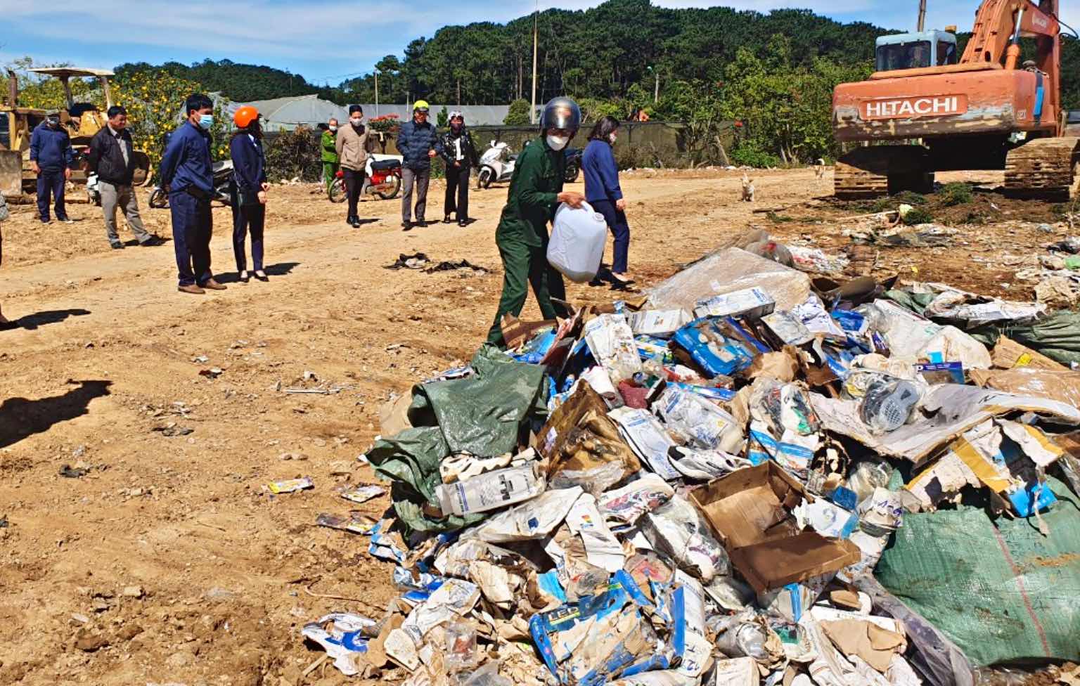Các đơn vị tiêu huỷ hơn 4.300 sản phẩm vi phạm hành chính tại bãi rác Cam Ly