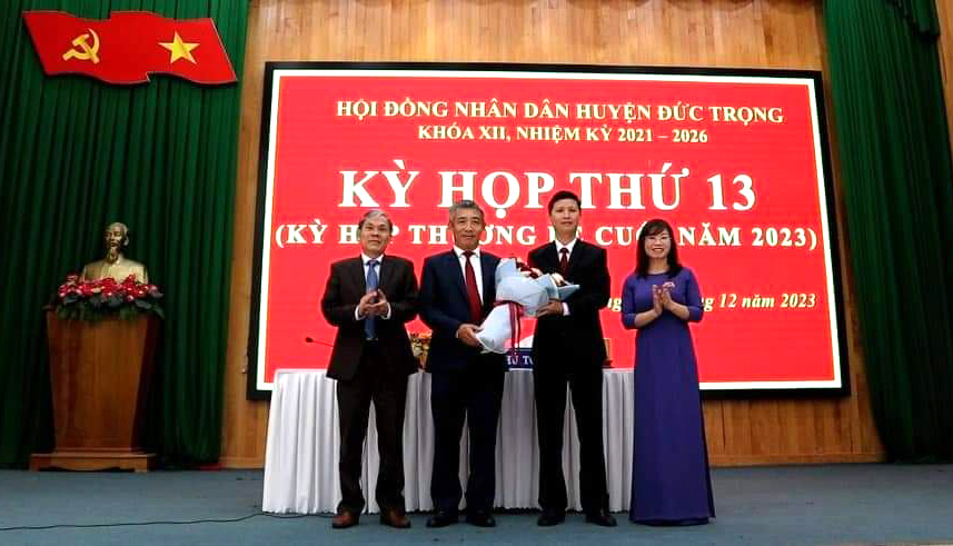Lãnh đạo huyện Đức Trọng tặng hoa chức mừng đồng chí Hồ Quốc Trung
