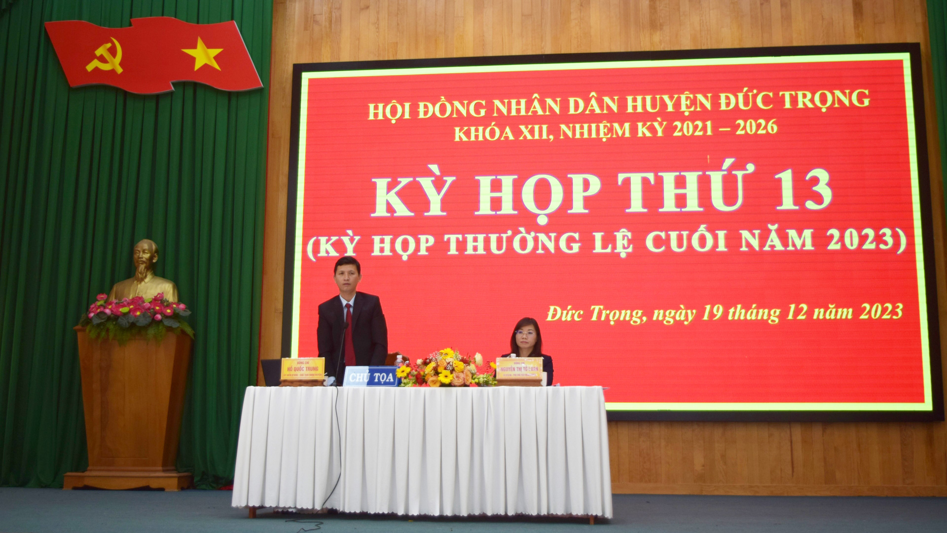 Chủ tọa điều hành kỳ họp