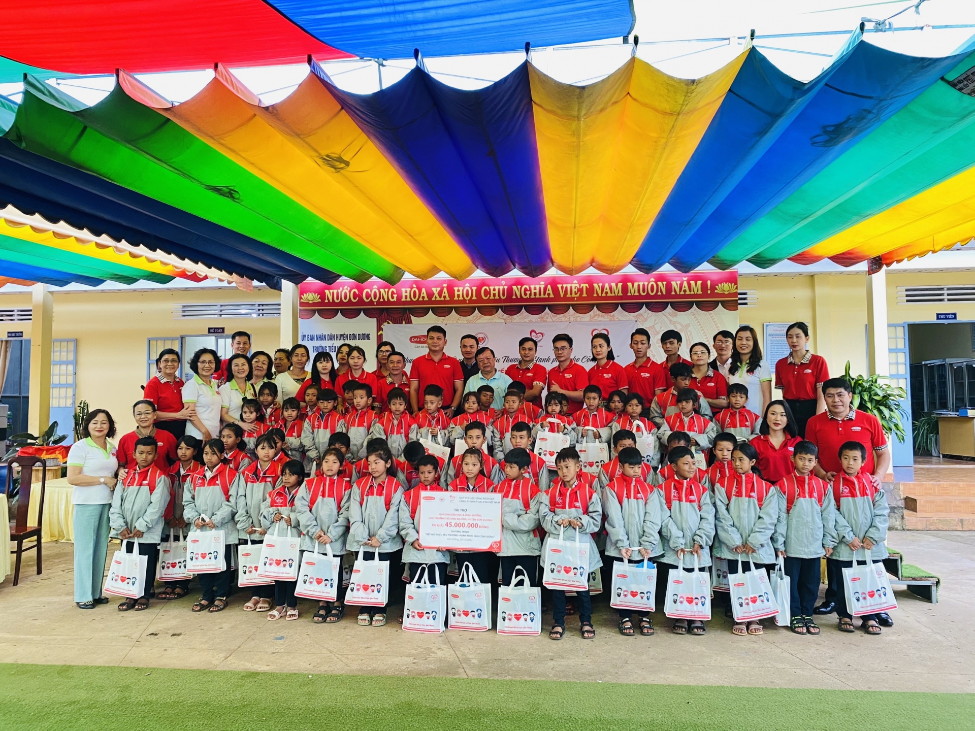 Trao quà cho các em nhỏ trường Tiểu học Đạ Ròn, huyện Đơn Dương.