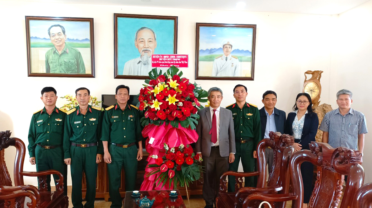 Đồng chí Bùi Sơn Điền – Bí thư Huyện ủy Đức Trọng thăm, chúc mừng các đơn vị quân đội đóng chân trên địa bàn