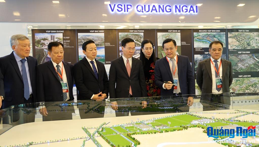 Chủ tịch nước Võ Văn Thưởng cùng các đồng chí lãnh đạo tham quan mô hình mẫu VSIP đầu tư tại Quảng Ngãi