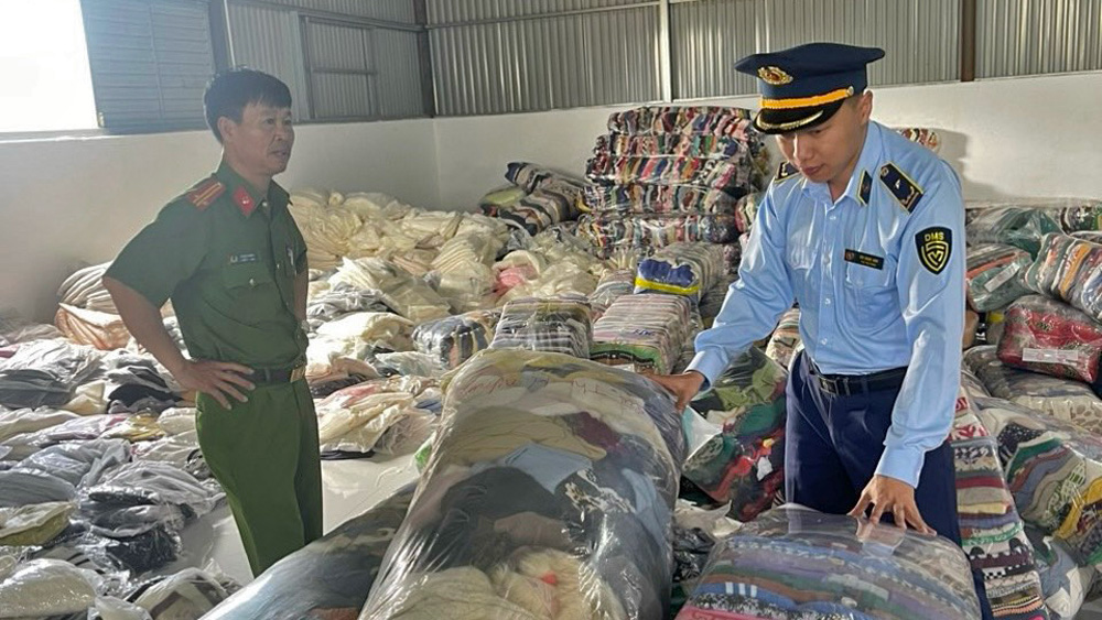 Đội Quản lý thị trường số 2 phối hợp với Phòng Cảnh sát kinh tế tỉnh Lâm Đồng (PC03) tiến hành kiểm tra kho hàng hóa tại huyện Đơn Dương