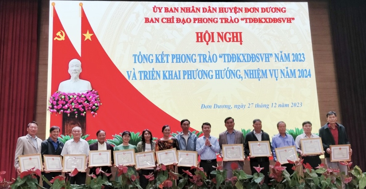 Phó Chủ ịch UBND huyện Đơn Dương Trần Hùng Dũng trao giấy khen cho các tập thể, cá nhân có nhiều đóng góp trong phong trào Toàn dân đoàn kết xây dựng đời sống văn hóa năm 2023