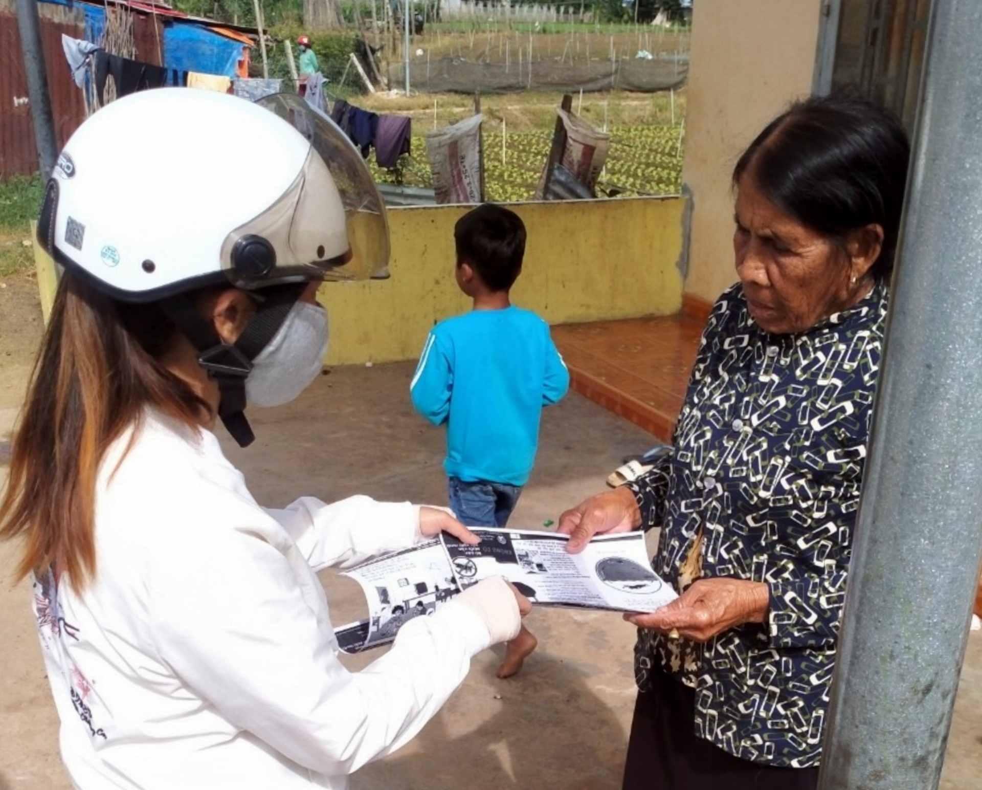 Nhân viên y tế tuyên truyền hướng dẫn người dân các biện pháp phòng chống bệnh sốt xuất huyết 