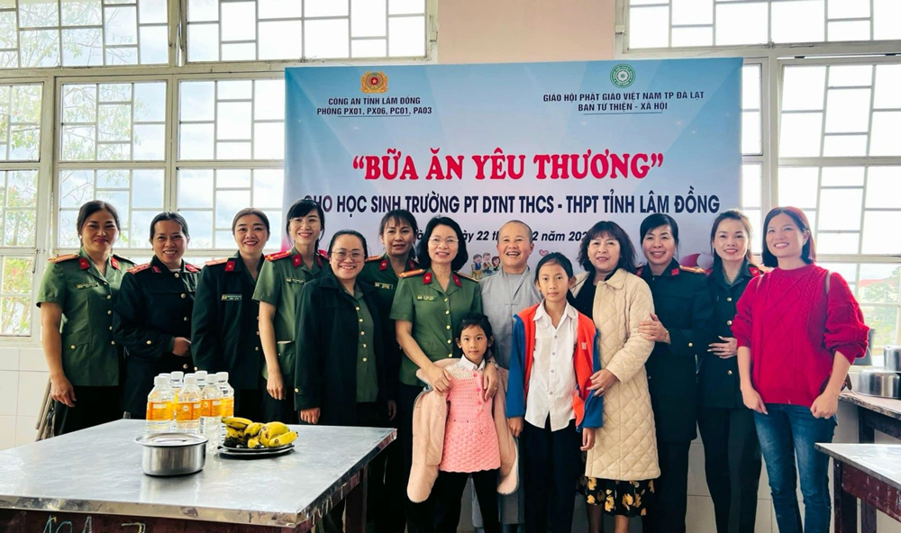 Công an tỉnh Lâm Đồng cùng Ban từ thiện xã hội Giáo hội Phật giáo Việt Nam thành phố Đà Lạt và các mạnh thường quân tổ chức Chương trình “Bữa ăn yêu thương” cho học sinh