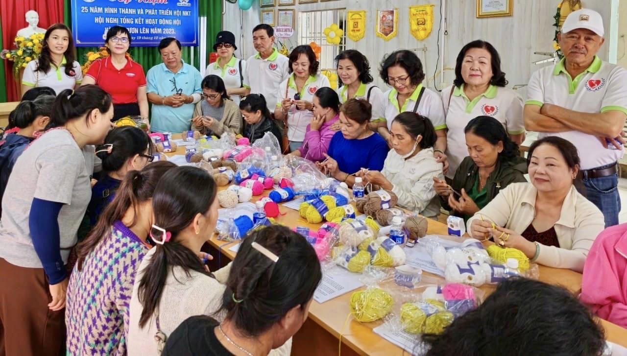 Hội Bảo trợ Bệnh nhân nghèo –Người tàn tật Lâm Đồng giúp đỡ phụ nữ khuyết tật ở Đức Trọng học nghề đan len