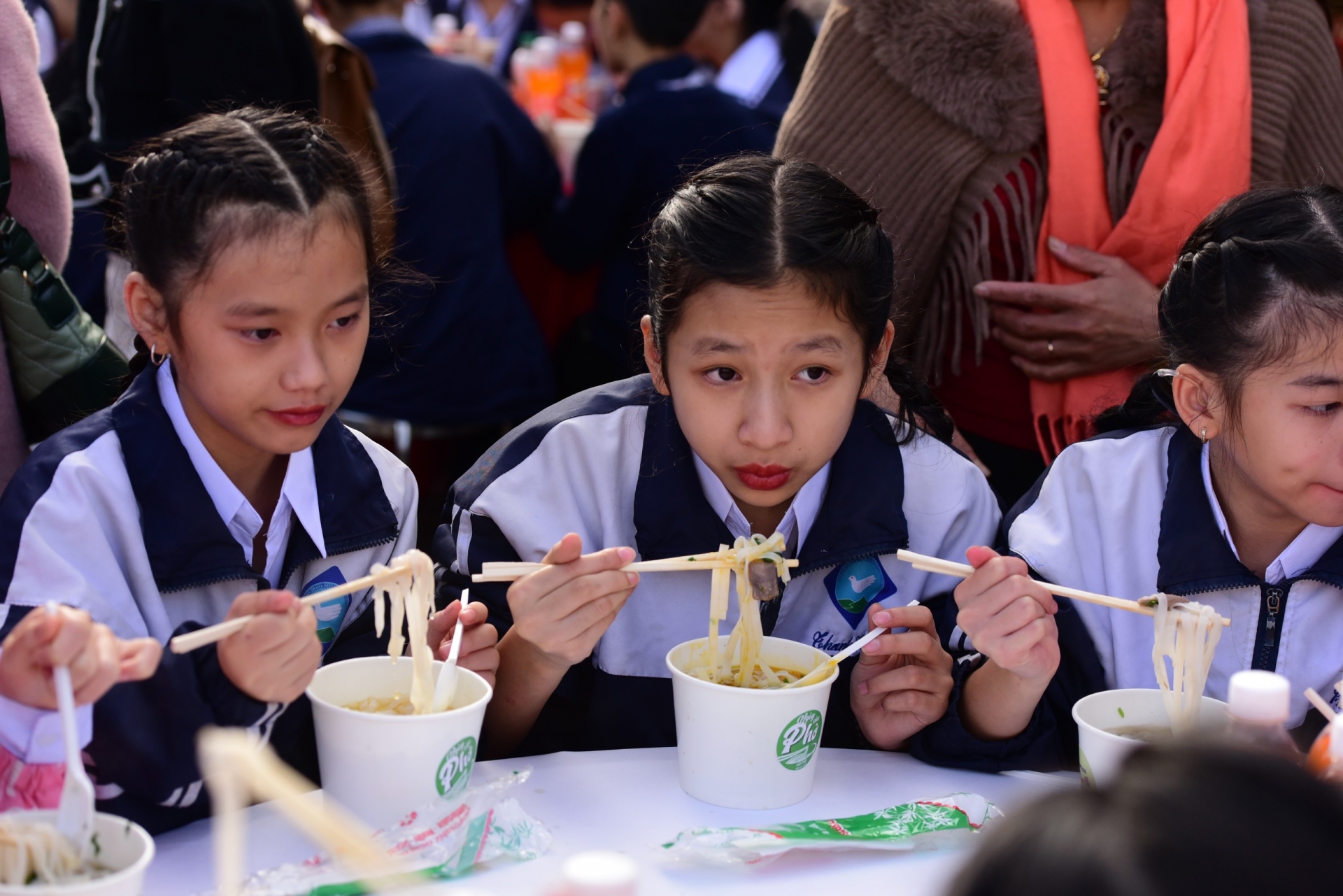 Các em học sinh Trường Khiếm thính tỉnh Lâm Đồng đến nhận học bổng và thưởng thức phở: Ảnh: DUYÊN PHAN