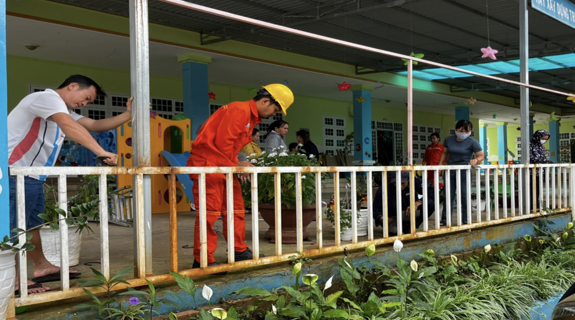 Đoàn cơ sở Thủy điện Đại Ninh thay thế hệ thống chiếu sáng, nước lọc cho Trường Mẫu giáo Ninh Gia