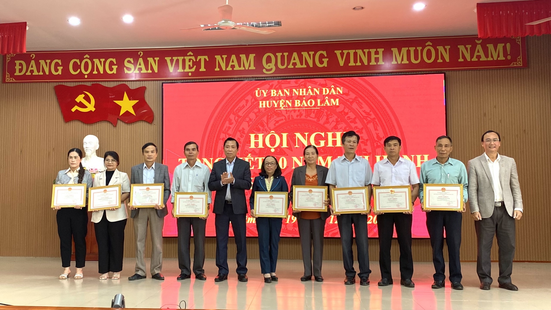 Lãnh đạo huyện Bảo Lâm trao khen thưởng cho các tập thể đạt thành tích xuất sắc