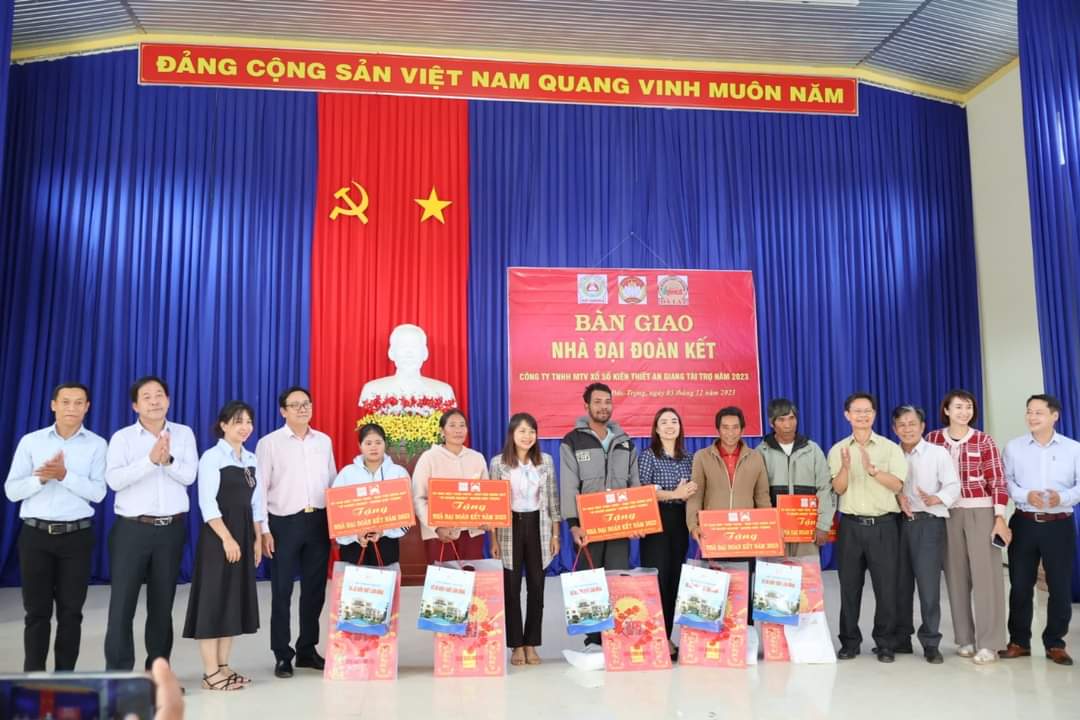 Công ty TNHH Một thành viên sổ số kiến thiết An Giang và Công ty TNHH một thành viên sổ số kiến thiết Lâm Đồng đã trao tặng nhiều phần quà ý nghĩa cho các hộ gia đình.
