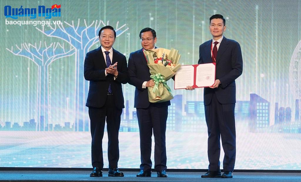 Phó Thủ tướng Chính phủ Trần Hồng Hà đã trao Quyết định của Thủ tướng Chính phủ về chủ trương đầu tư dự án Khu Công nghiệp VSIP II Quảng Ngãi (giai đoạn 1)
