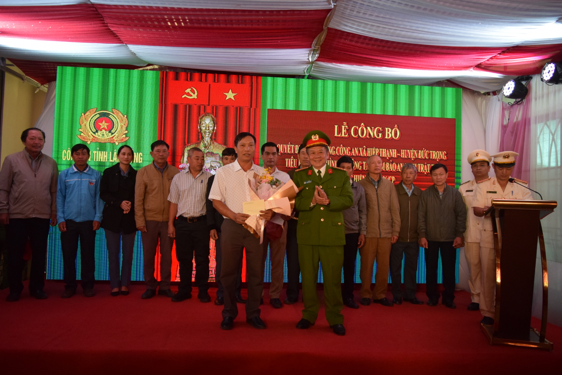 Thượng tá Lê Thái- Trưởng Công an huyện Đức Trọng tặng quà chúc mừng.