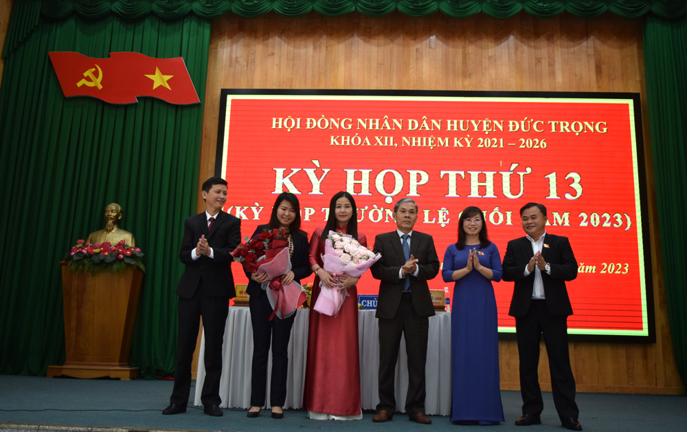 Lãnh đạo huyện Đức Trọng tặng hoa chúc mừng các đồng chí Nguyễn Thị Thu Hiền và Nguyễn Thị Xuân Uyên