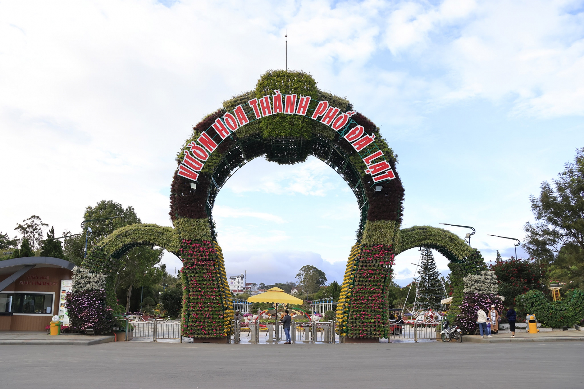 Công viên hoa Đà Lạt cũng được làm mới, bổ sung và trang trí thêm nhiều loại hoa mới từ bình dân đến cao cấp. 