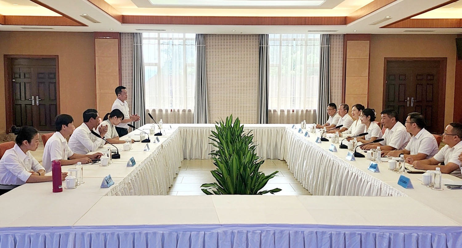 Đoàn công tác Sở Văn hóa và Thể thao tỉnh Lào Cai (Việt Nam) và Cục Giáo dục, Thể thao châu Hồng Hà, Trung Quốc) hội đàm thống nhất kế hoạch tổ chức giải