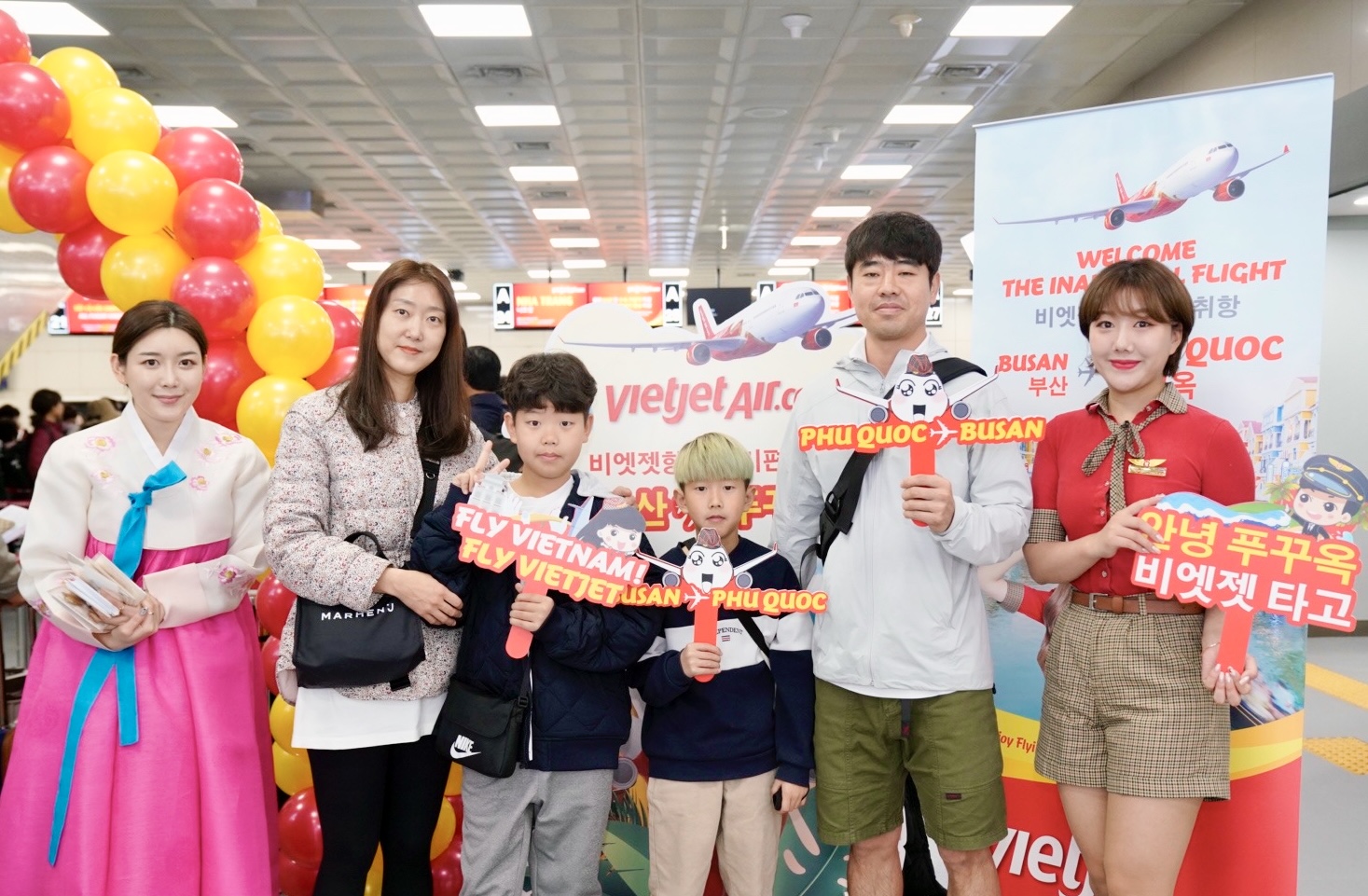 Hành khách trên chuyến bay khai trương Busan - Phú Quốc hào hứng trước chuyến bay