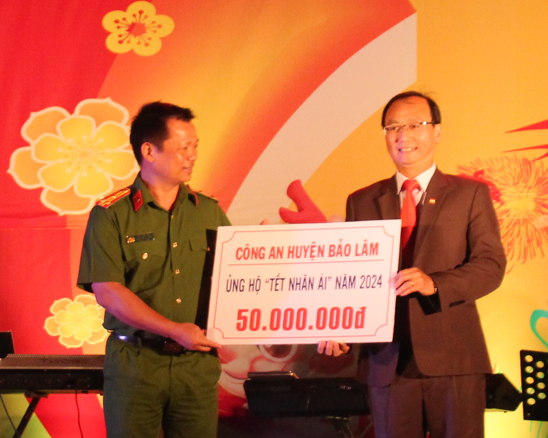 Chủ tịch Ủy ban Mặt trận Tổ quốc Việt Nam huyện Bảo Lâm Bùi Xuân Quý nhận tiền ủng hộ Tết nhân ái